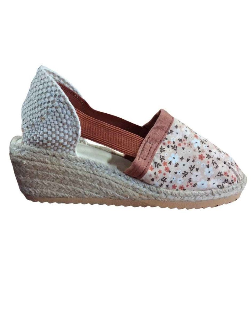 Espadrille Floréale à talon compensé, motif fleurs, couture petit point artisanale, fabrication Pyrénées-Orientales.