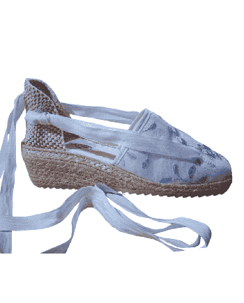 Espadrille compensée mariage Fleur de Lin, en toile brodée blanche avec une délicate touche de bleu, fabriquée artisanalement.