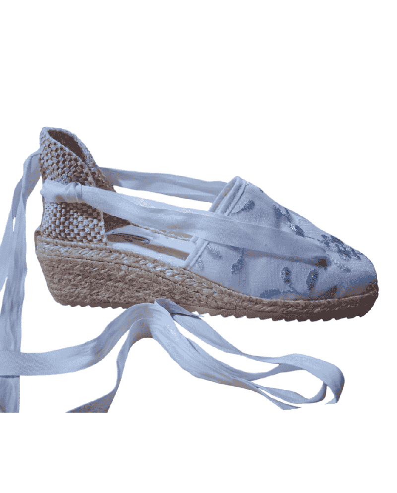 Espadrille compensée mariage Fleur de Lin, en toile brodée blanche avec une délicate touche de bleu, fabriquée artisanalement.
