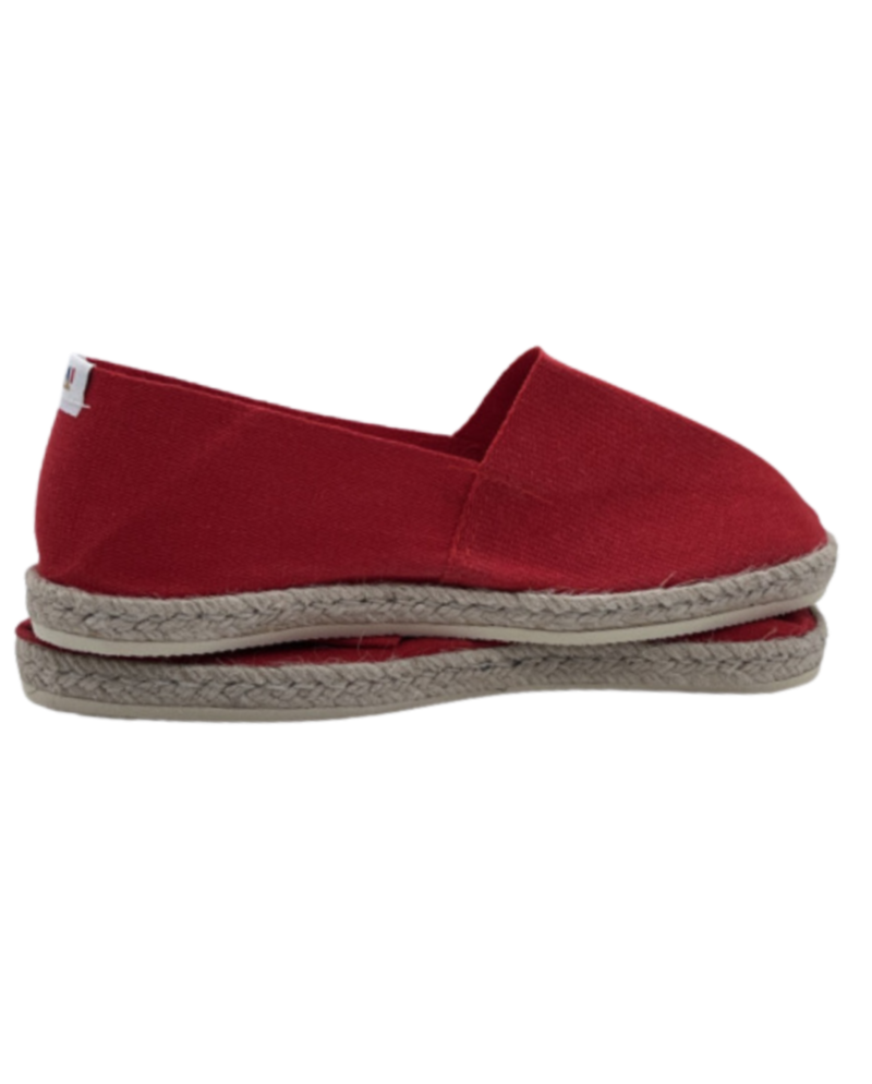 Espadrille catalane rouge cerise de Céret, artisanat local, couture petit point.