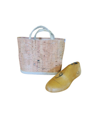 Mini sac en tissu de liège, fond d'espadrille tressé, présenté avec une forme de chaussure - Création Catalane.